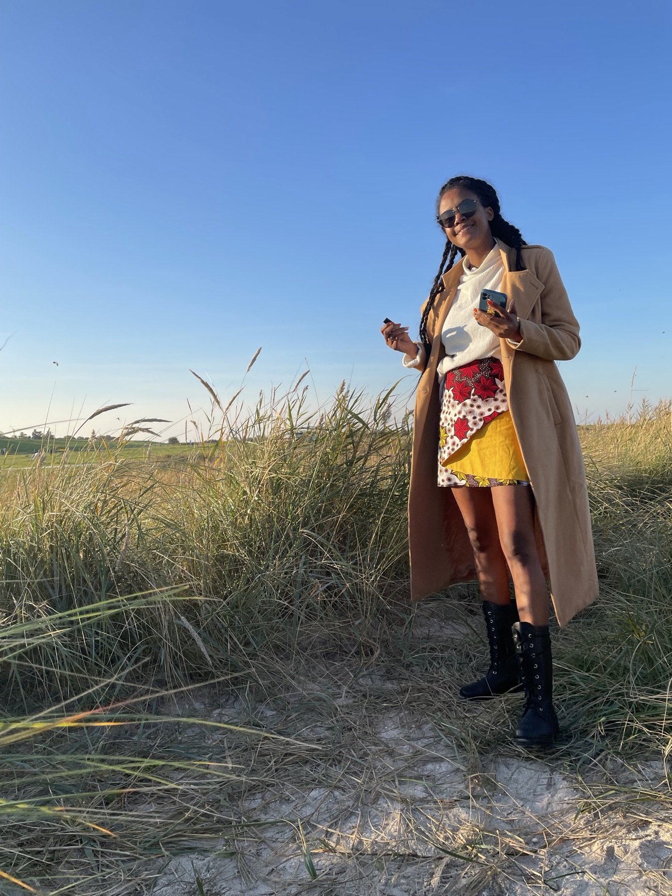Fatima-Marie in den Dünen an der Nordsee, mit buntem Rock im Mayotte-Stil