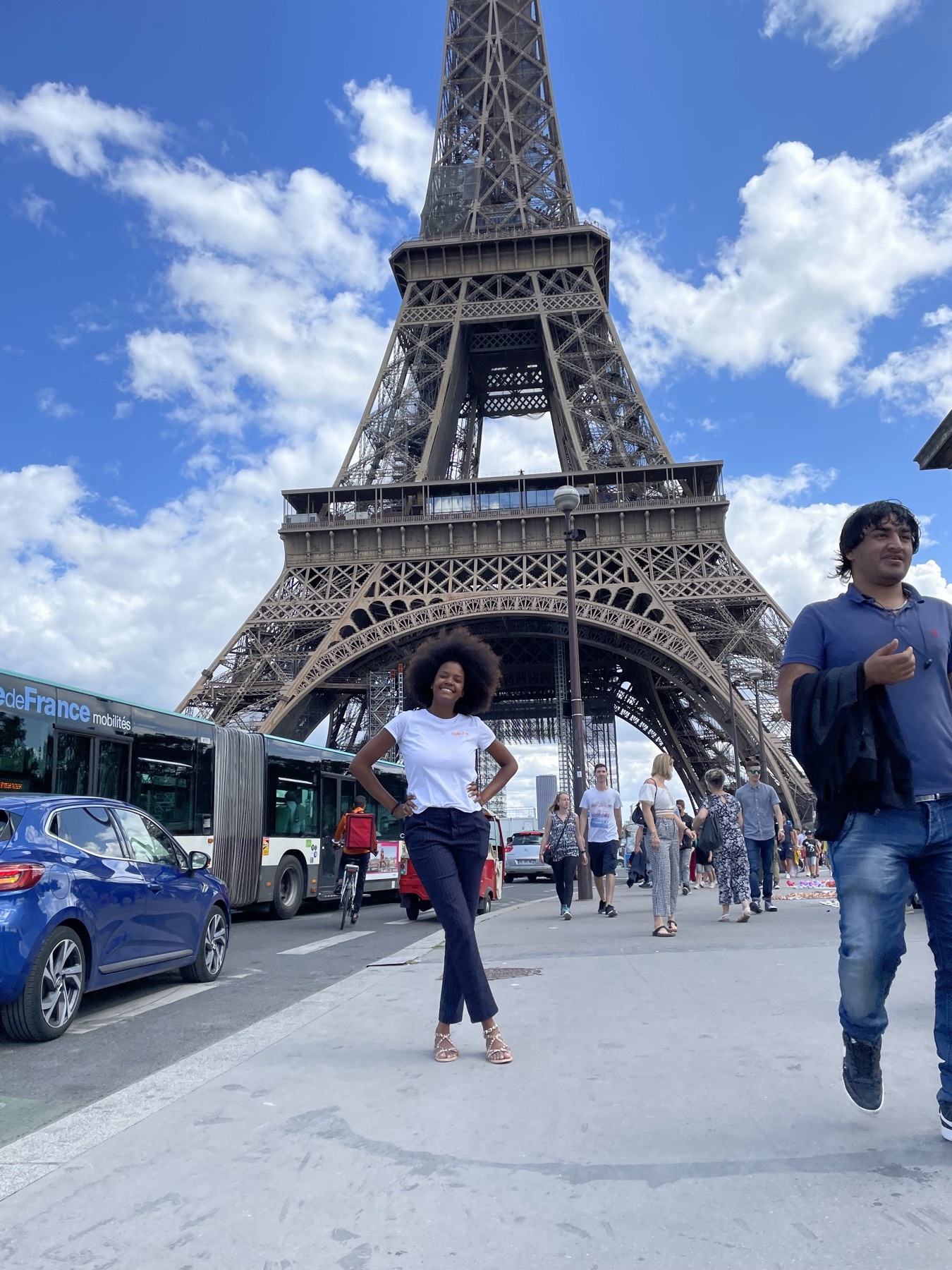 Fatima-Marie vor dem Eiffelturm in Paris